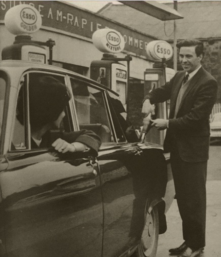 Surprenant mécanicien pour la conductrice de cette Rover 2000 !...
© Berwick Advertiser Surprenant mécanicien pour la conductrice de cette Rover 2000 !...
© Berwick Advertiser